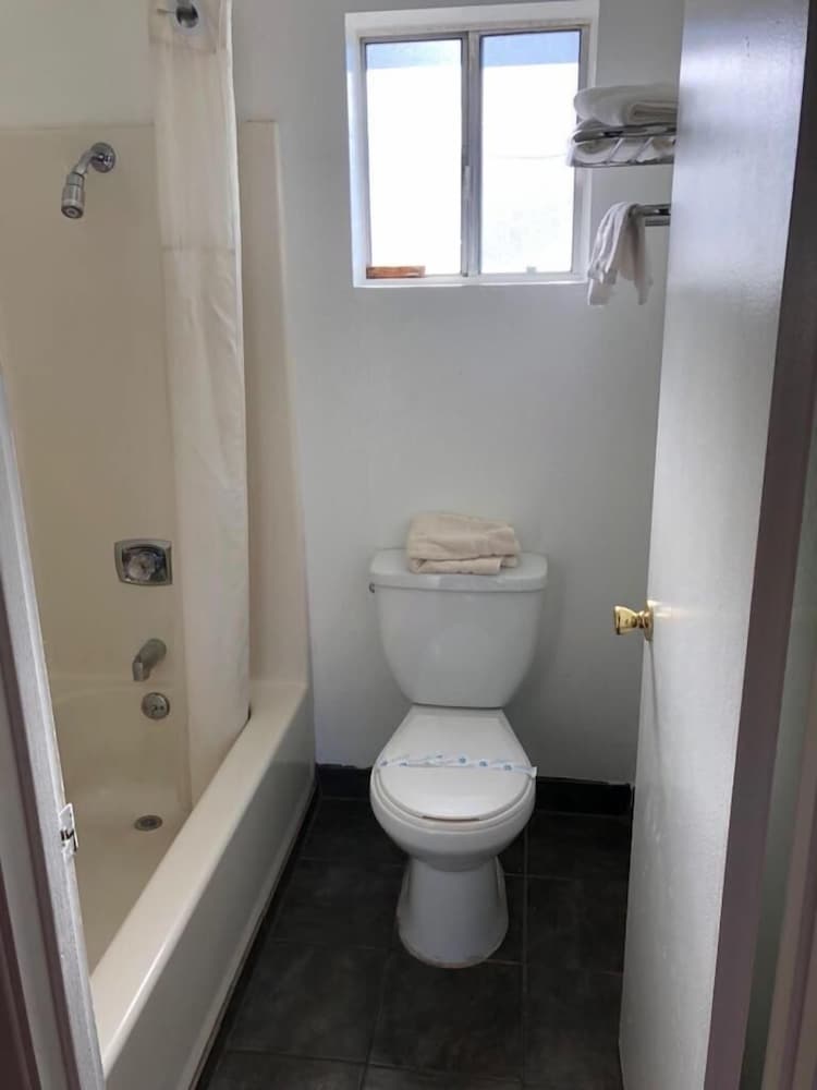 Kelseyville Motel - photo 21