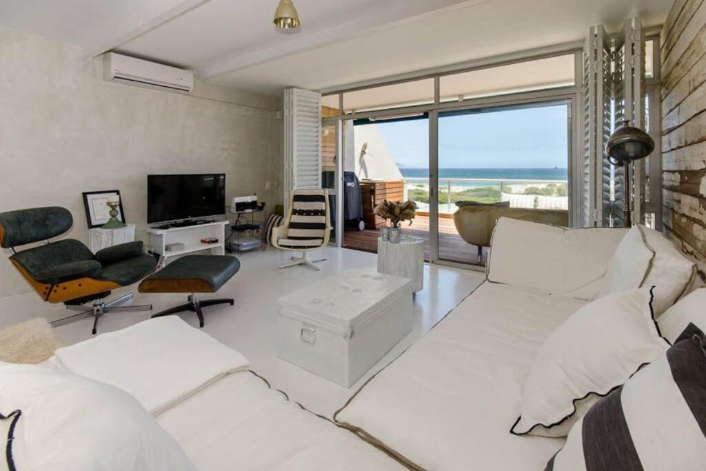 Dolphin Beach Apartment — 4-Star Luxury Hotel in Table View, South Africa
