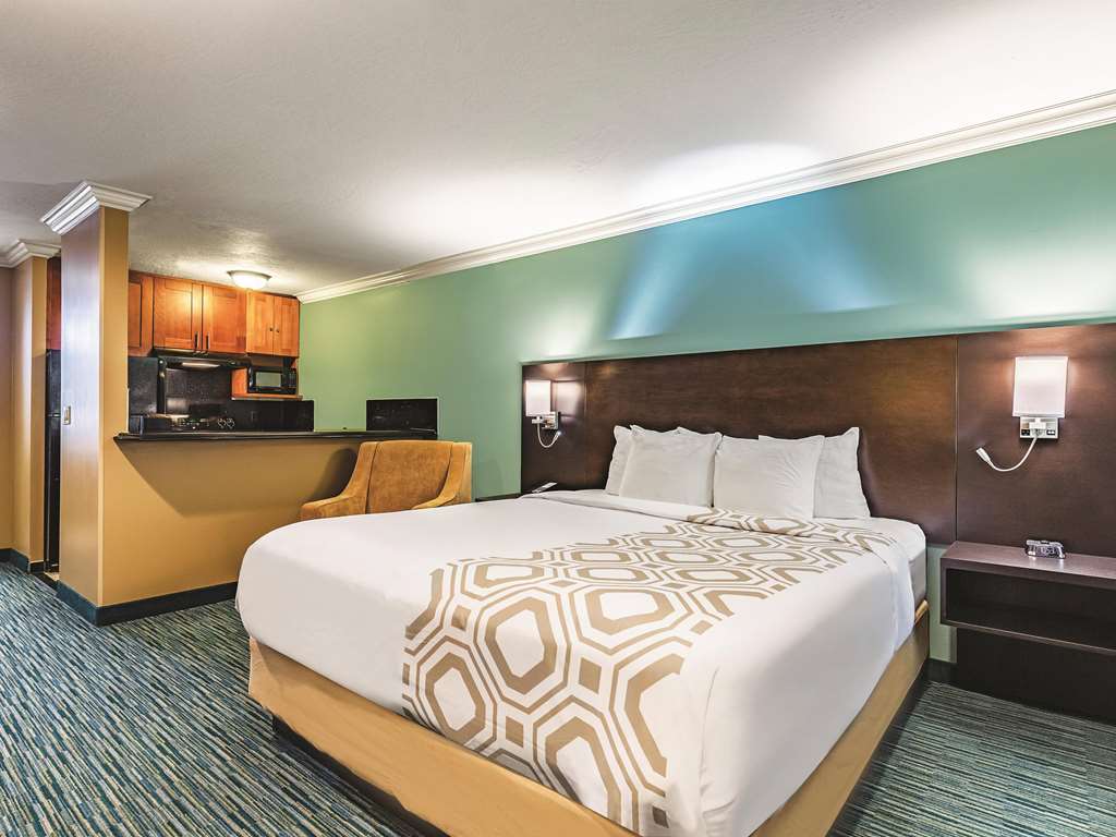 La Quinta Inn & Suites by Wyndham San Francisco Airport West - photo 22