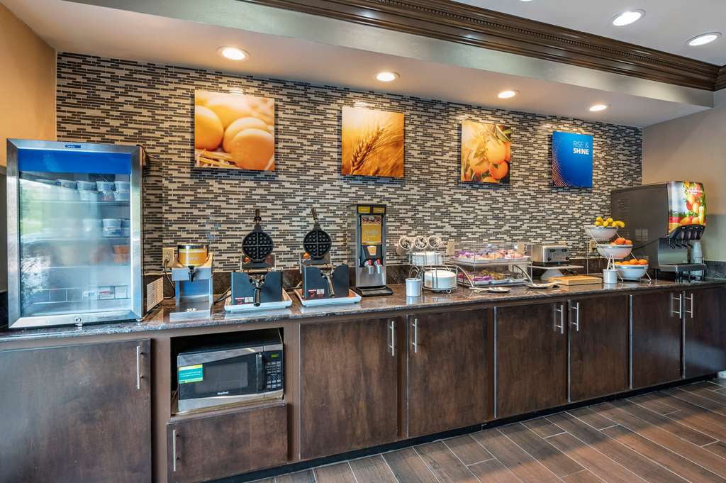 Comfort Inn & Suites Cincinnati Uptown Clifton - photo 25