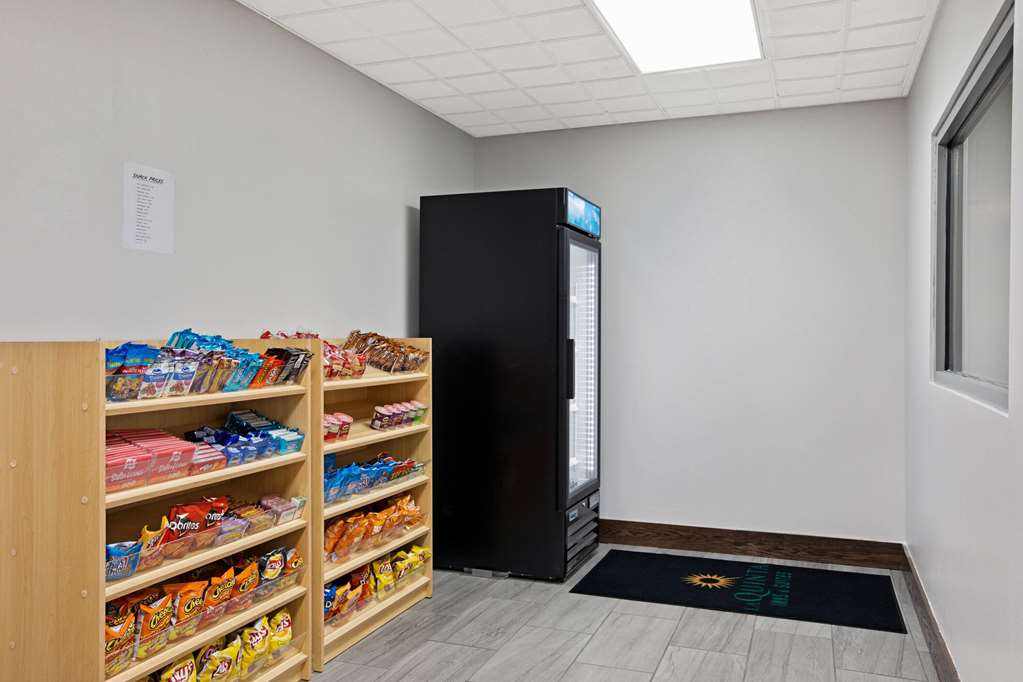 La Quinta Inn & Suites by Wyndham Omaha Airport Downtown - photo 25