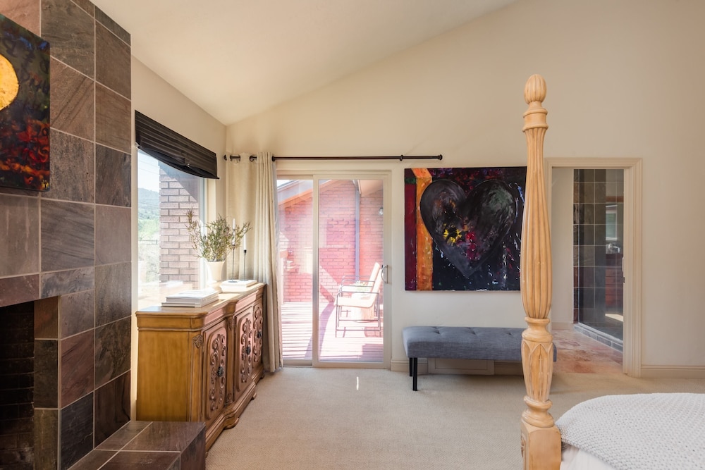 Picasso by Avantstay Artist's Mountain Escape w Hot Tub & Views - photo 7