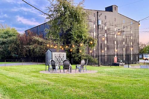 Charming 4BR with Fire Pit Next to Barton 1792 — hotel in Bardstown
