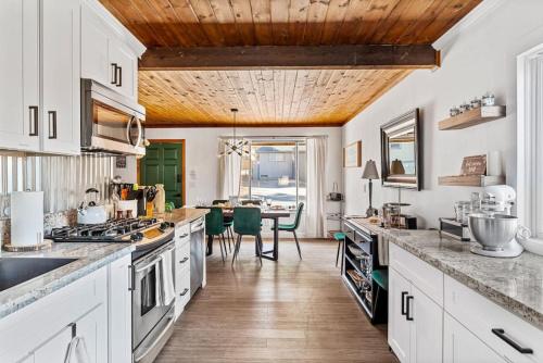 Honeybee by the Bay in Big Bear Lake in Big Bear Lake, United States