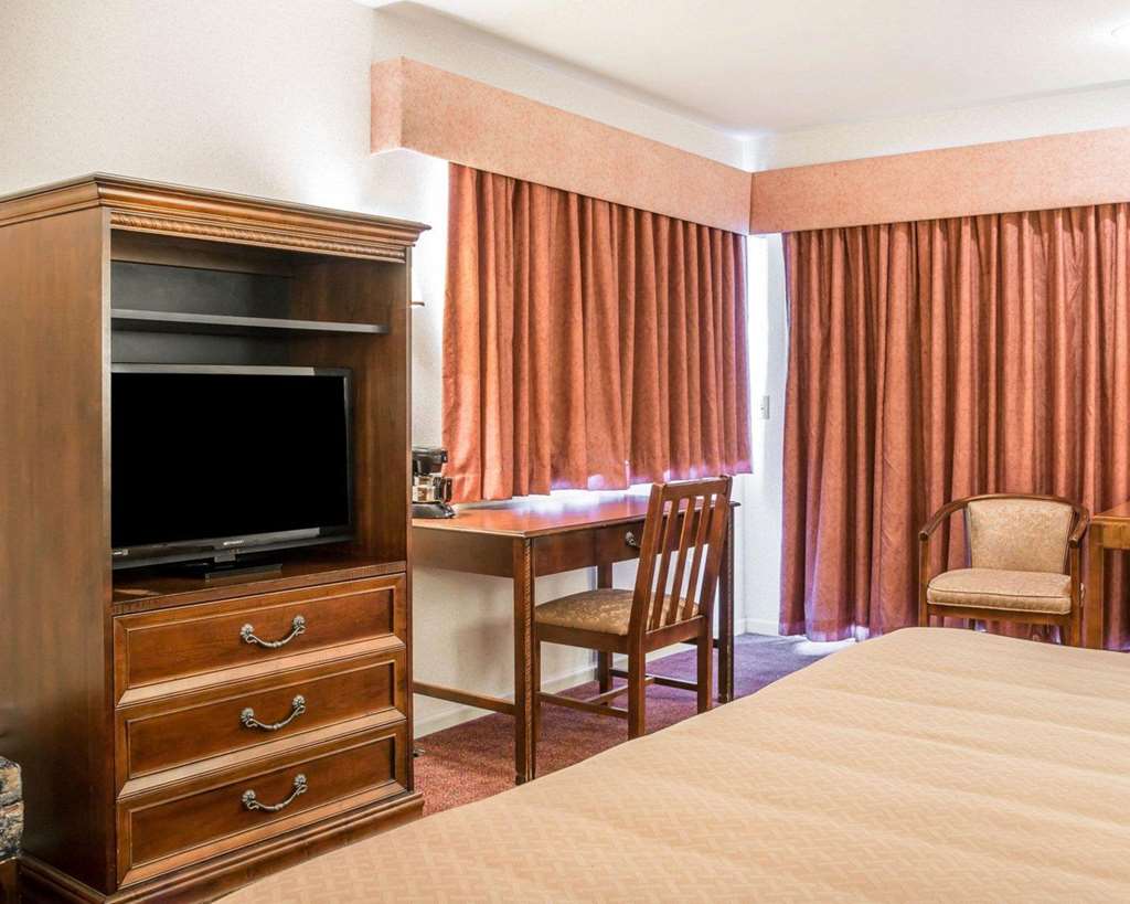 Quality Inn & Suites Mackinaw City Beachfront - photo 14