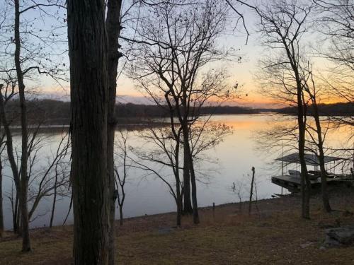 Hickory Haven Stunning Lake Views Private Dock — 4-Star Luxury Hotel in Cadiz, United States