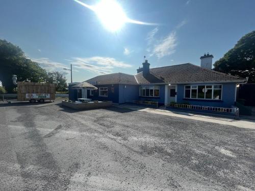 Yeats Lodge Self catering Apartment and Bar — 4-Star Luxury Hotel in Gaillimh, Republic of Ireland