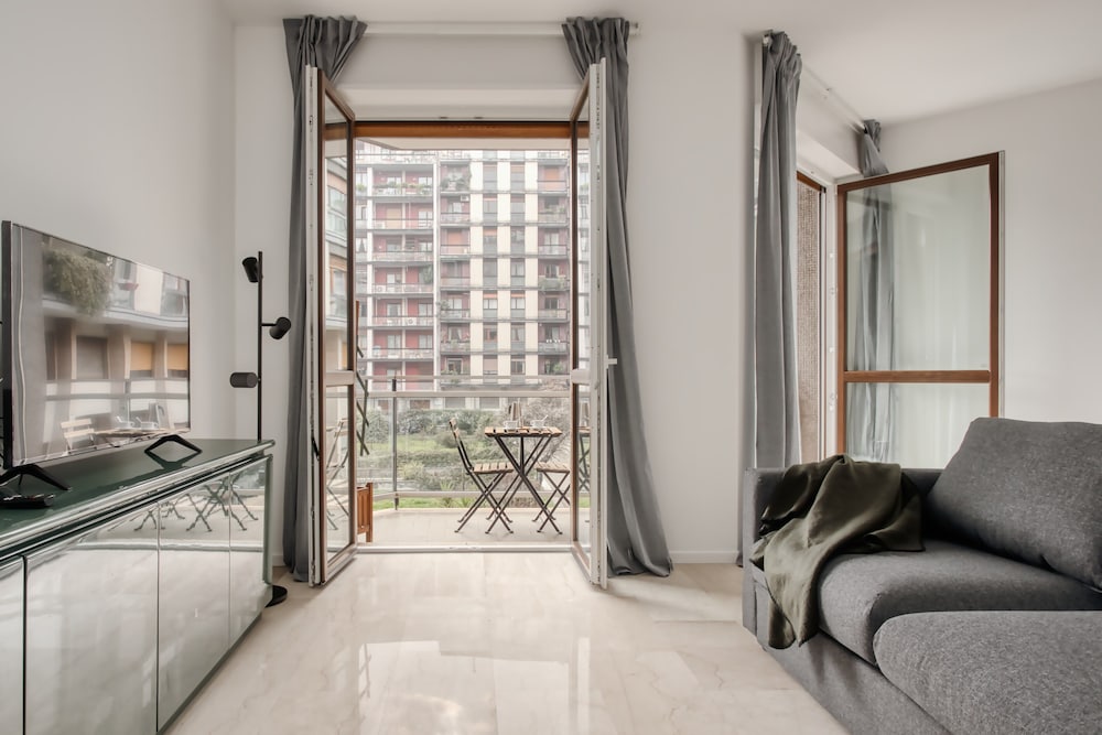 Beautiful apt with 2 balconies — 4-Star Luxury Hotel in Milan, Italy