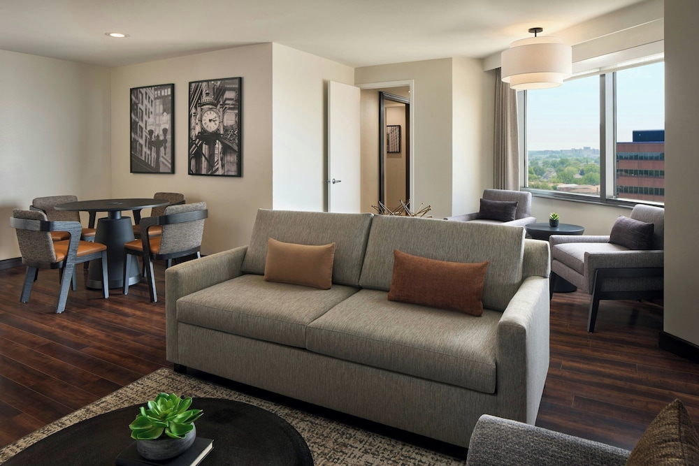 Sheraton Suites Chicago O'Hare - photo 32