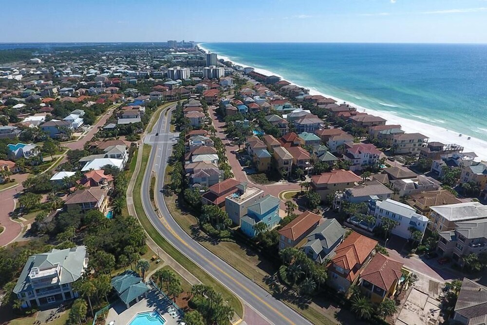 Serenity 4 Bedroom Holiday Home by Five Star Properties — 4-Star Luxury Hotel in Destin, United States