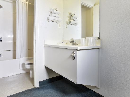Motel 6 Topeka West - photo 18