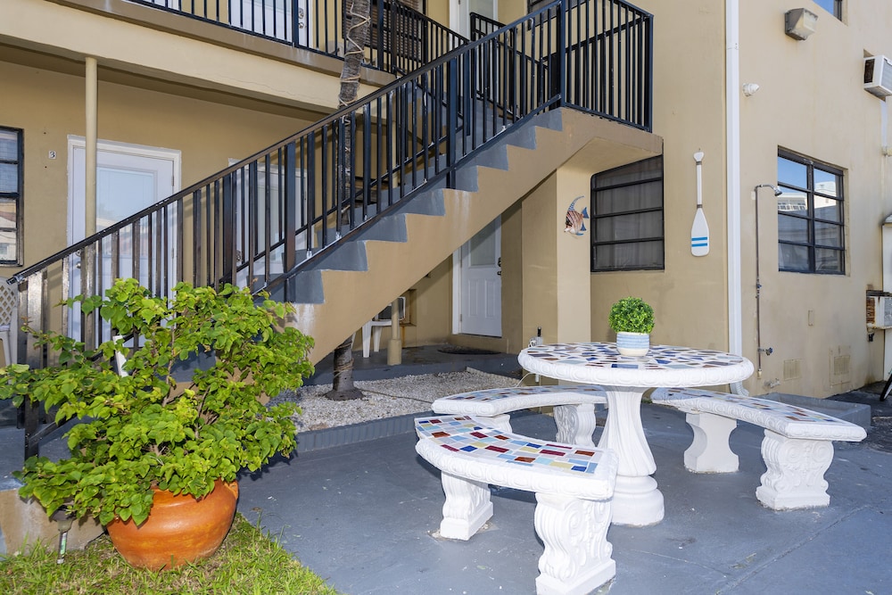 Tropic Isle Hotel and Apartment - photo 36