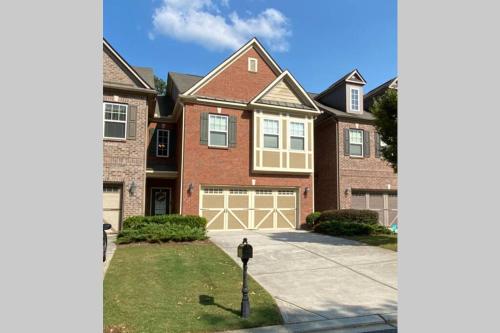 Luxury Townhouse with Oversized Master near Halcyon — 4-Star Luxury Hotel in Alpharetta, United States