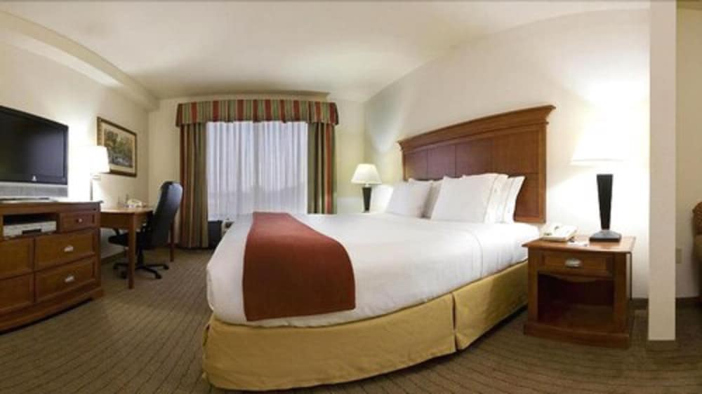 Holiday Inn Express Hotel & Suites Dyersburg by IHG - photo 22