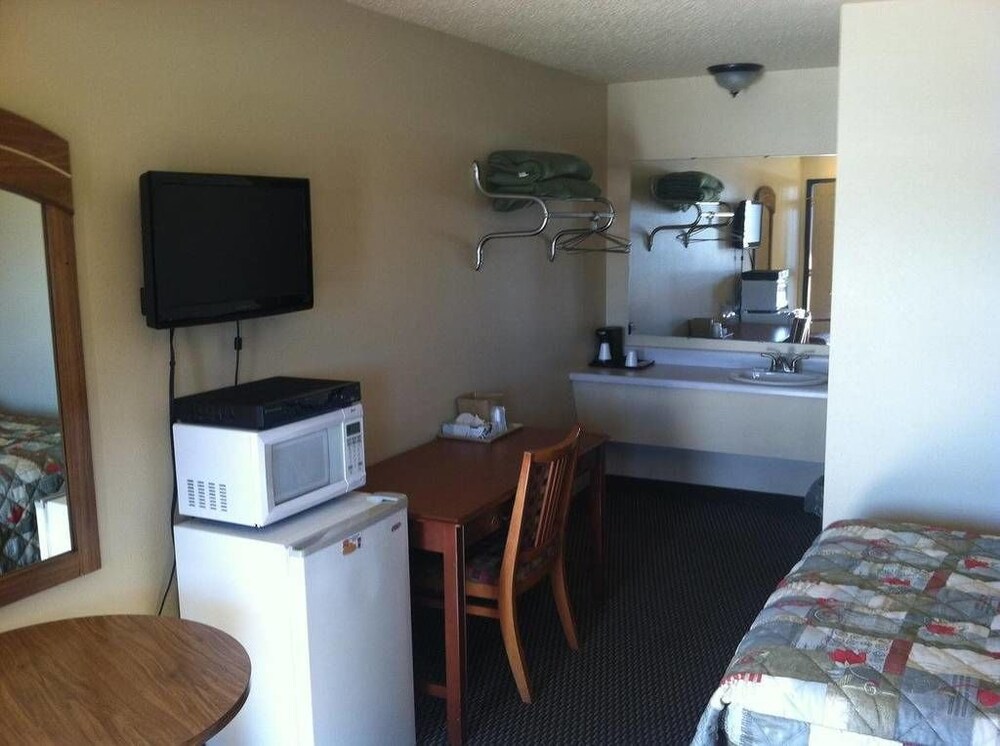C&H Motel El Dorado Springs - photo 4