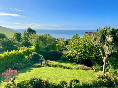 Stunning Charmouth Property with Bay views — hotel in Charmouth