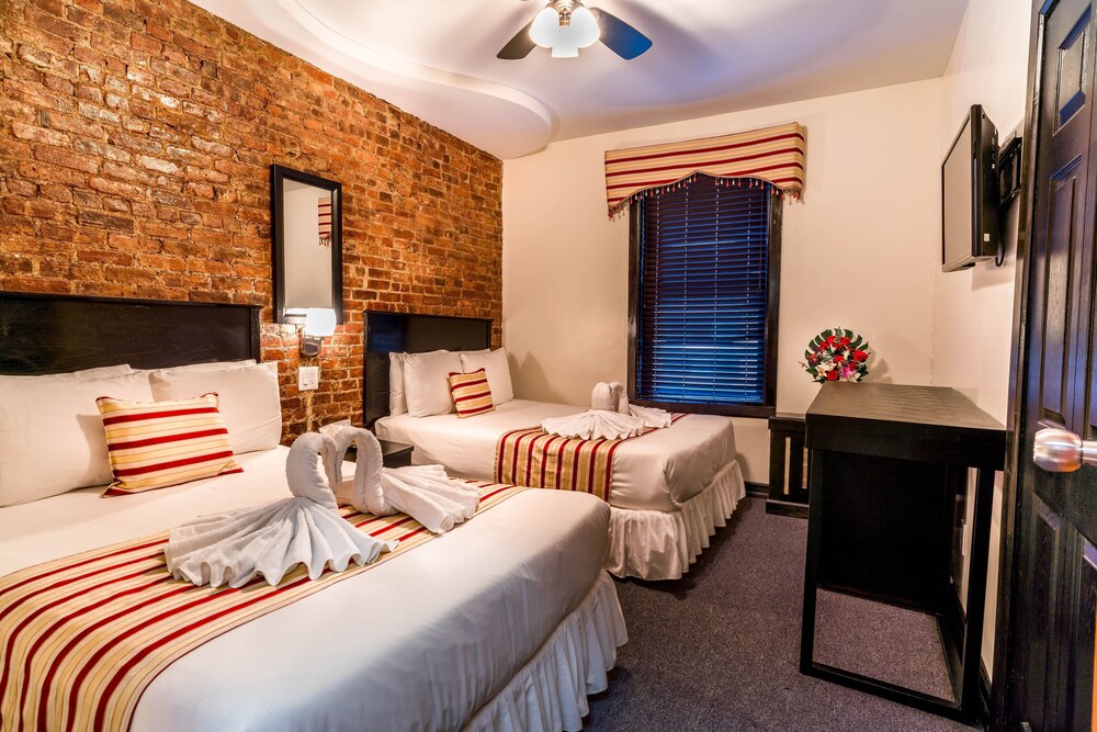 Royal Park Hotel and Hostel - photo 20