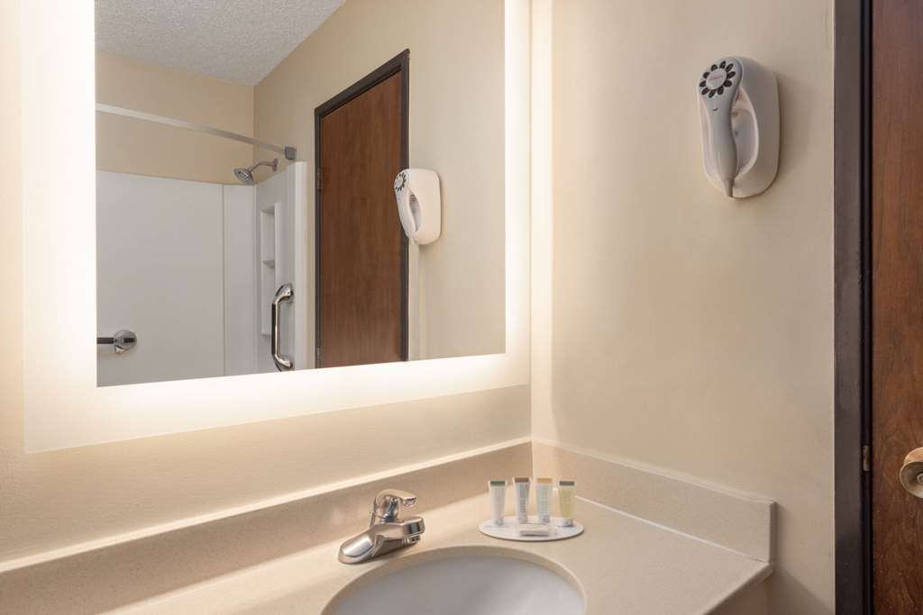 Super 8 by Wyndham Dodge City - photo 25