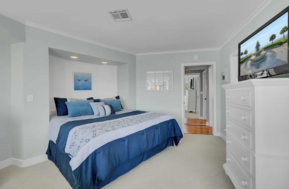 304 E Port O Call by Avantstay Rooftop Deck Close to Beach — 4-Star Luxury Hotel in Isle Of Palms, United States