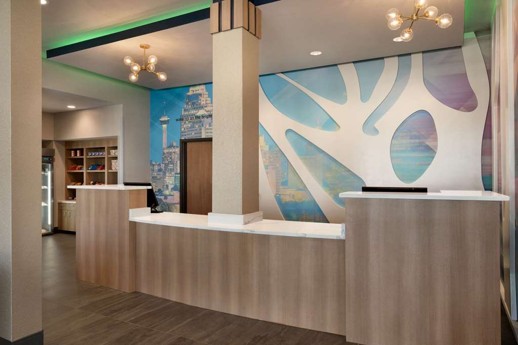La Quinta Inn & Suites by Wyndham San Antonio Seaworld LAFB - photo 3