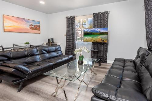Deluxe Modern 2BR Apt in Prime Location — 4-Star Luxury Hotel in Los Angeles, United States