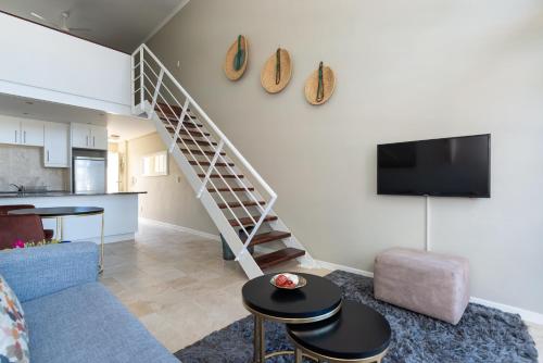 Stylish De Waterkant Loft with Pool Parking and Table Mtn Views
