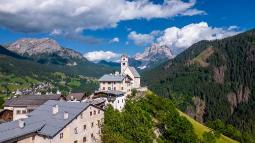 Hotel Garnì Cesa Dele Angele — 4-Star Luxury Hotel in Colle Santa Lucia, Italy