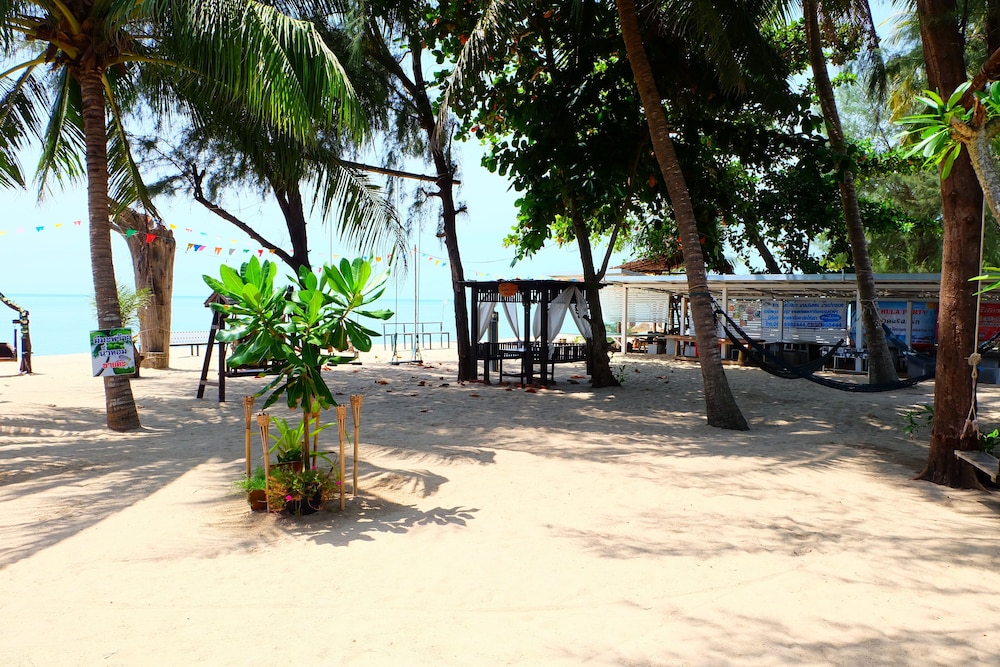 Tharadol Beach Resort — hotel in Tha Sala