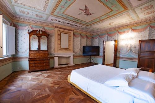 Urbino Apartments Palazzo Paltroni Suite — 4-Star Luxury Hotel in Urbino, Italy