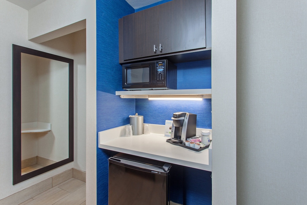 Holiday Inn Express Hotel & Suites Oakland Airport by IHG - photo 9