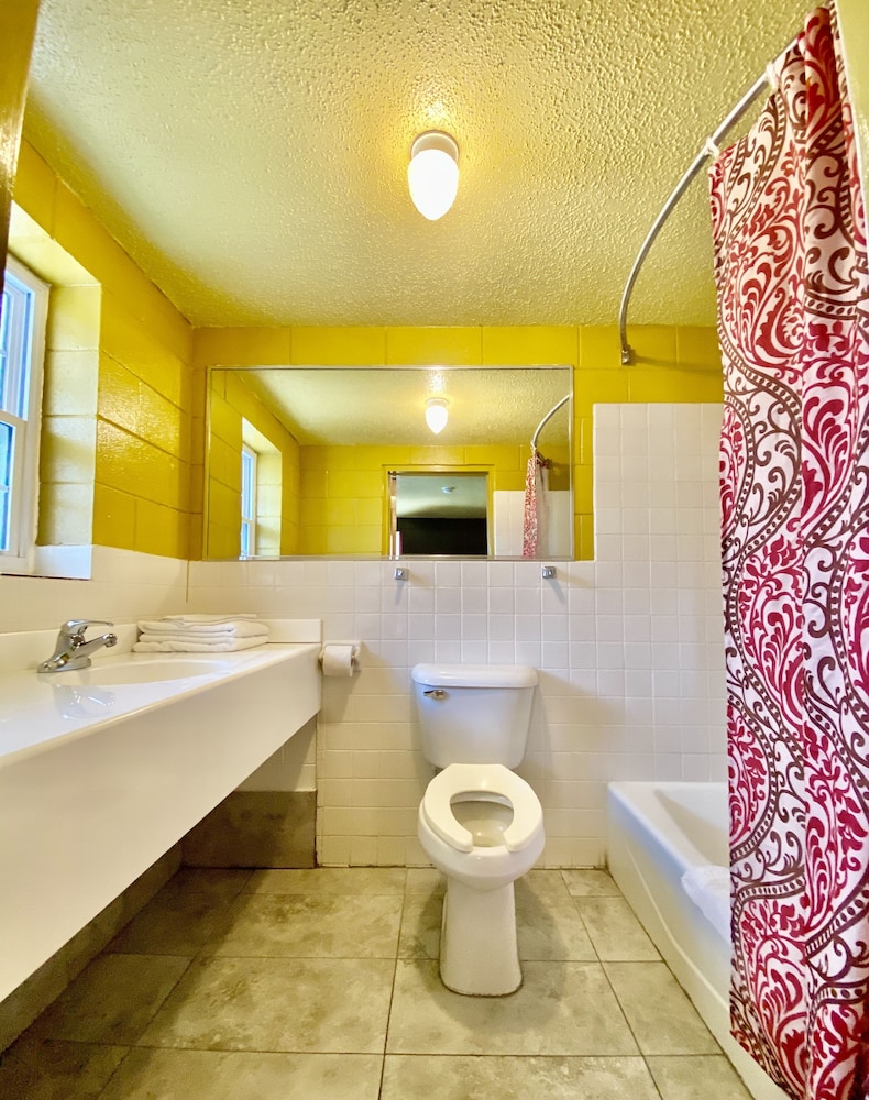 Savannah Inn and Suites - photo 16