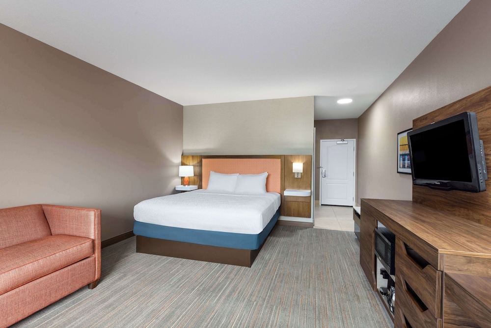 Hampton Inn & Suites Harrisburg North - photo 27