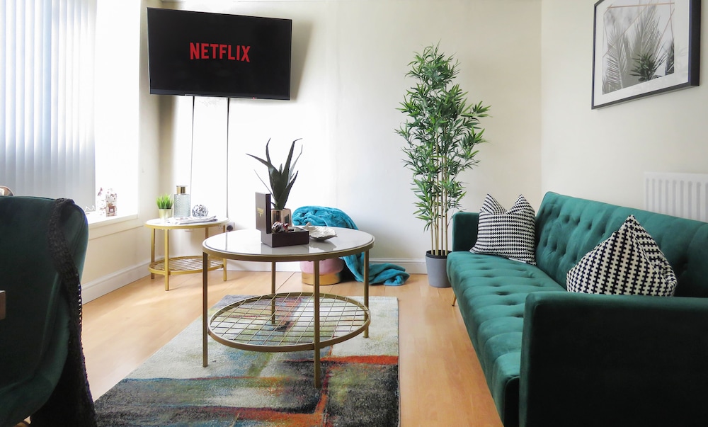 Three Bedroom Duplex Balcony and Parking — 4-Star Luxury Hotel in Birmingham, United Kingdom