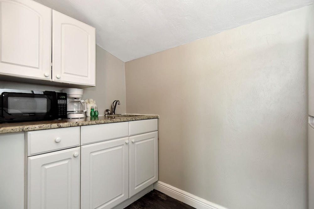 Shoreline Suites & Cabana Cottages - photo 73
