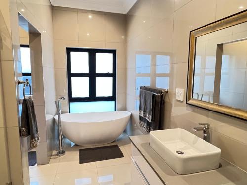 Sasavona Cottage 349 Vaal de Grace Golf Estate — 4-Star Luxury Hotel in Parys, South Africa