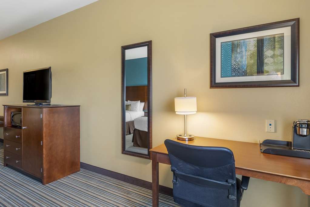 Best Western Plus Patterson Park Inn - photo 19