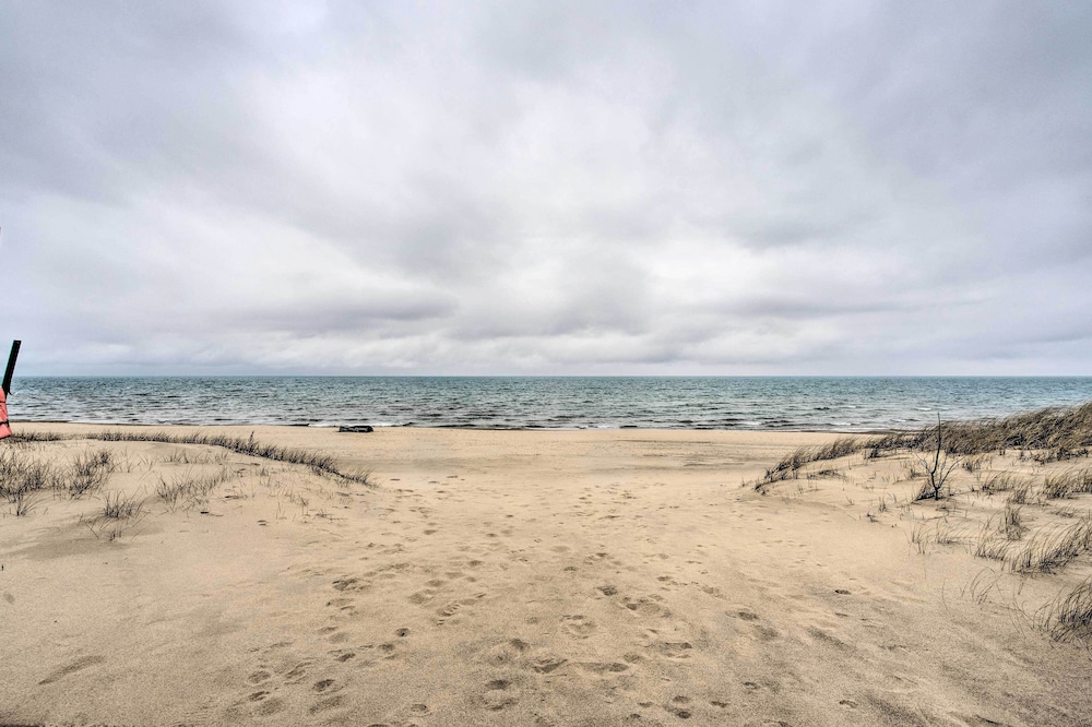 Immaculate Family Townhome Walk to Beach — 4-Star Luxury Hotel in Gary, United States