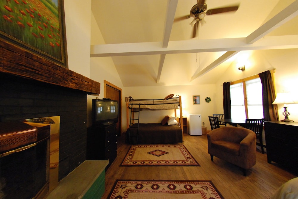 Hyde Away Inn - photo 3