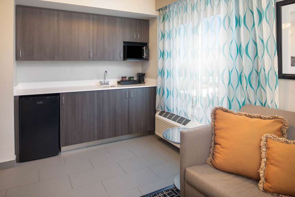 La Quinta Inn & Suites by Wyndham Atlanta Airport North - photo 26