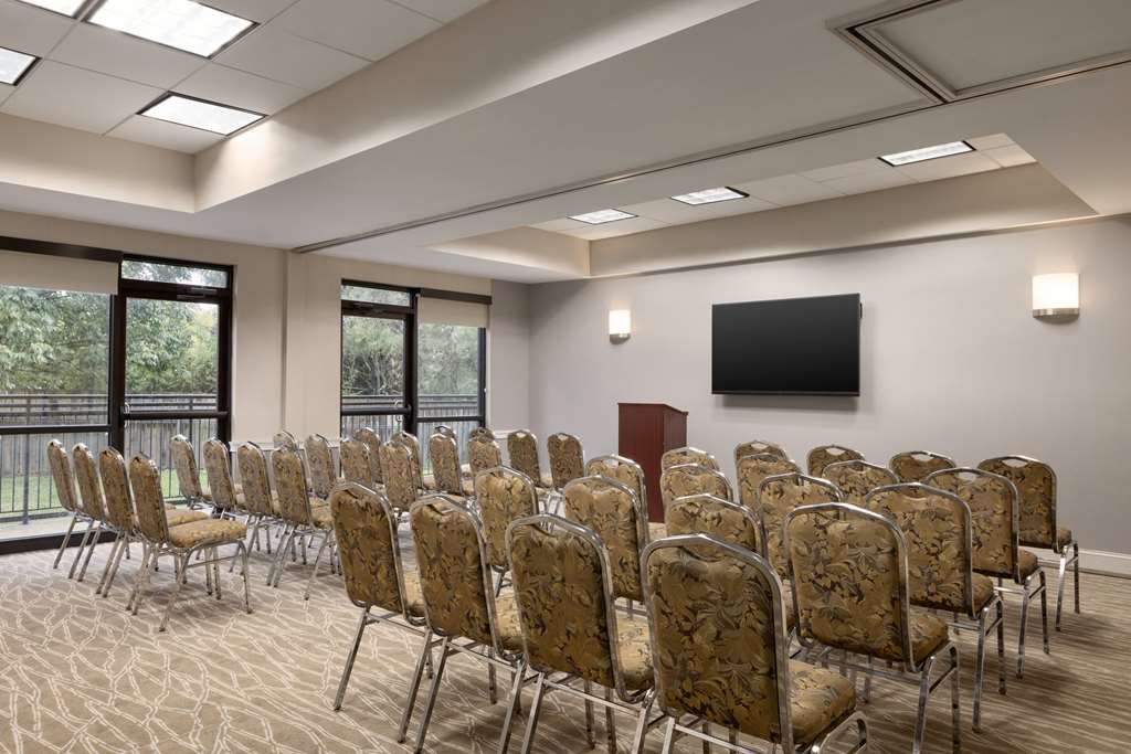 La Quinta Inn & Suites by Wyndham Newark Elkton - photo 32