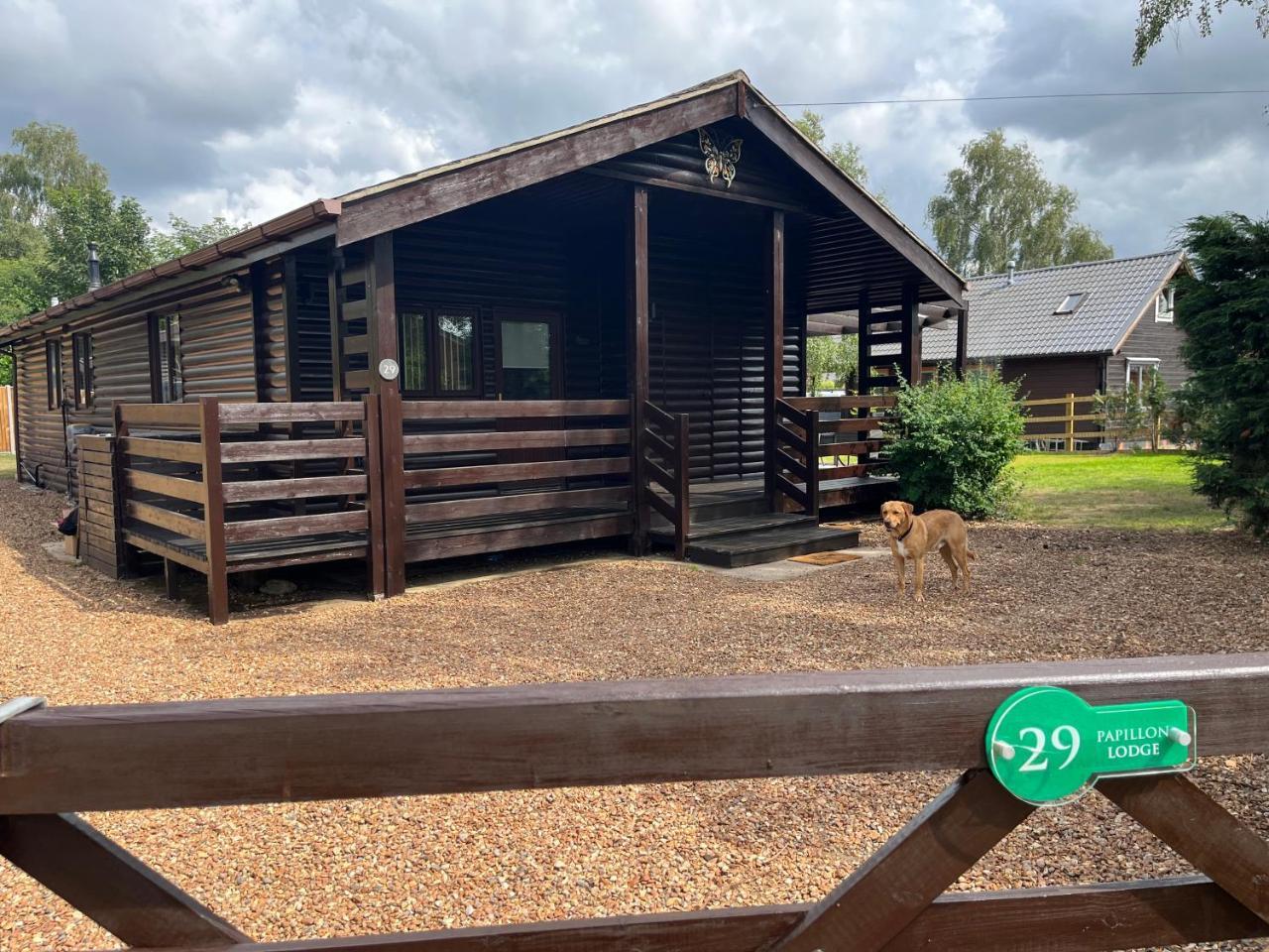 Cheerful 3 Bedroom Cabin with Hot Tub — 4-Star Luxury Hotel in King's Lynn, United Kingdom