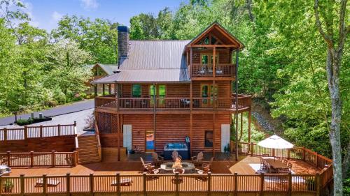 Bears Repeating Blue Ridge GA Retreat Mountain Views Hot Tub Firepit Game Room Outdoor Deck space private in Blue Ridge, United States