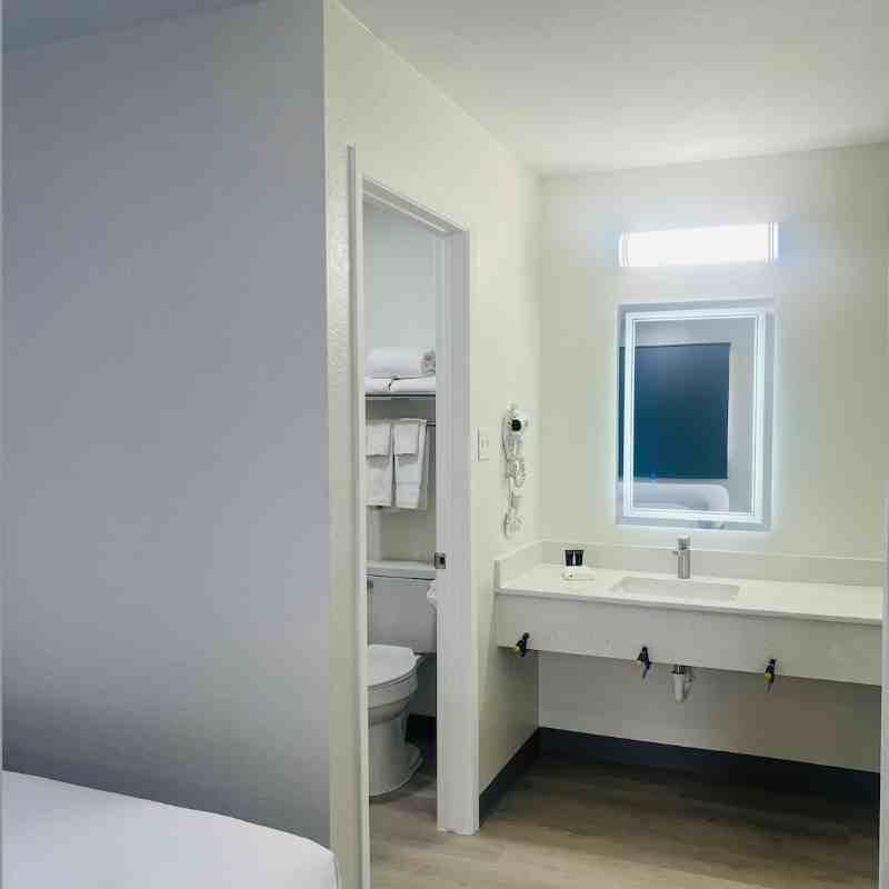Hallmark Inn and Suites - photo 6