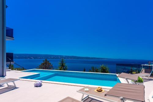 Villa Belvedere with heated pool billiards Media room sea views 10 pax — 4-Star Luxury Hotel in Omis, Croatia