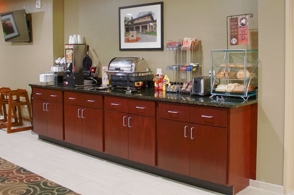 Cobblestone Inn & Suites Winterset IA - photo 53