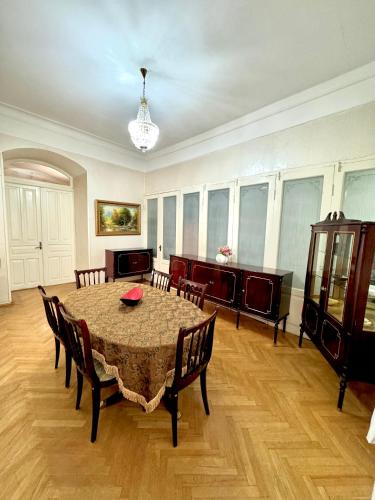 Old Tbilisi Authentic spacious 3BR Apartment with Balcony Walk to Freedom Sq Family friendly