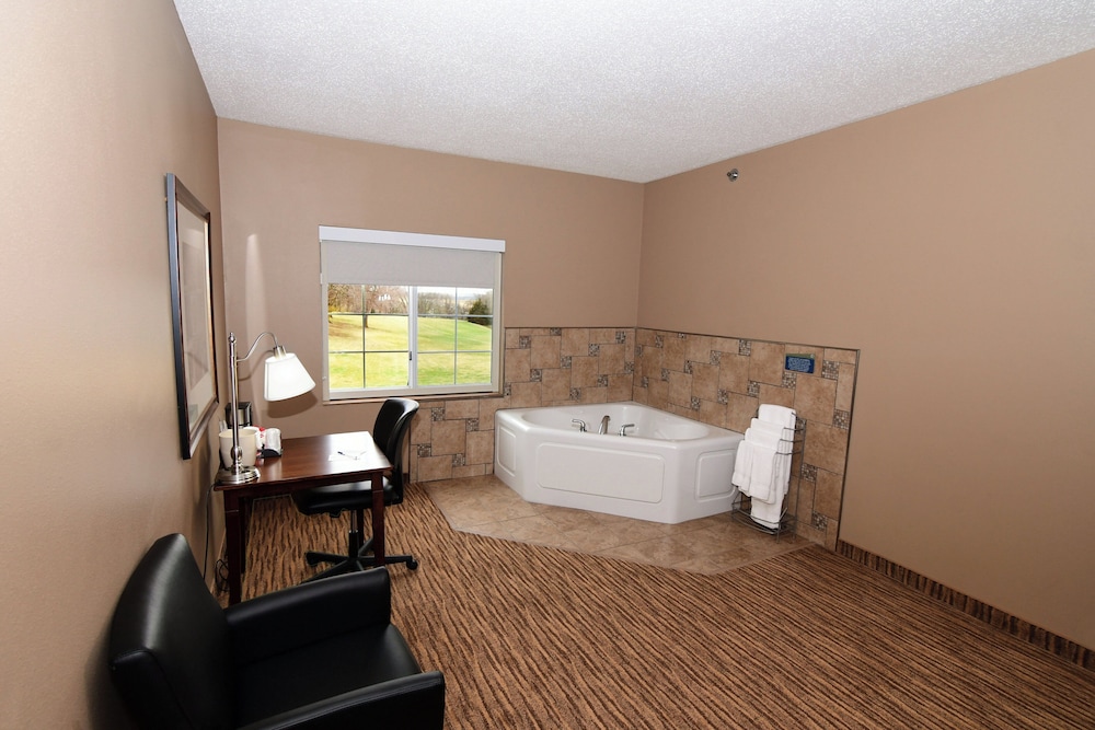 Cobblestone Inn & Suites Denison Majestic Hills - photo 41