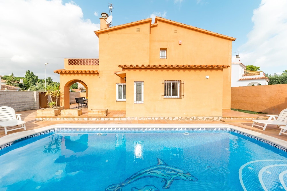 Villa Gemma — 4-Star Luxury Hotel in L'escala, Spain