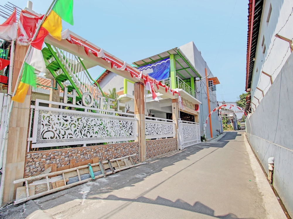 Hotel O Hotel New Tirken in Tegal, Indonesia