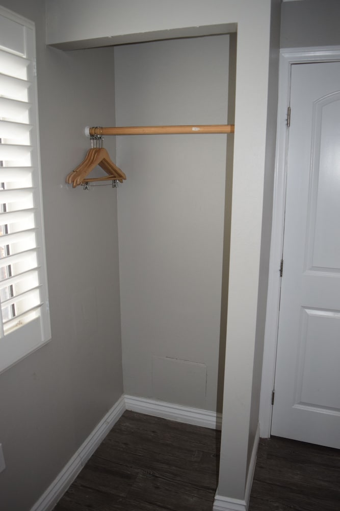 Deluxe Inn Hawthorne - photo 12
